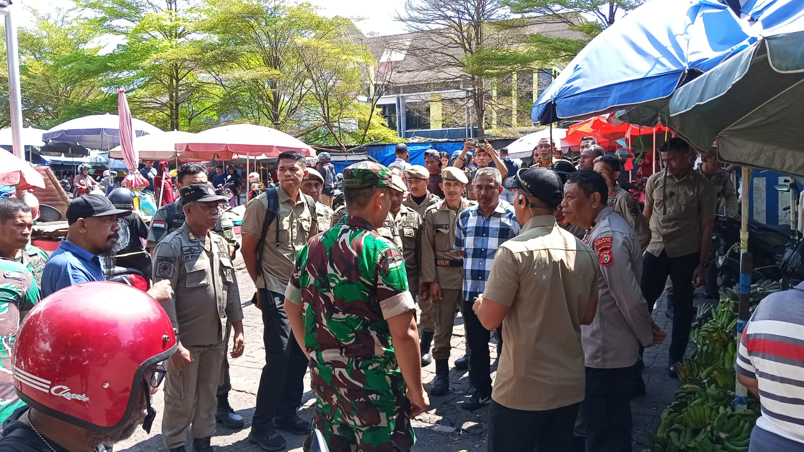 KEGIATAN PENERTIBAN PEDAGANG MENJELANG KUNJUNGAN WAKIL PRESIDEN KE PASAR HIGIENIS
